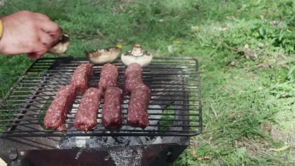 Mano Del Cocinero Pone Setas Parrilla Vuelta Salchichas Carne Naturaleza — Vídeos de Stock