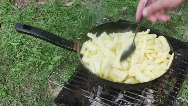 厨师的手在烤架上的煎锅里用勺子搅拌土豆 本质上 — 图库视频影像