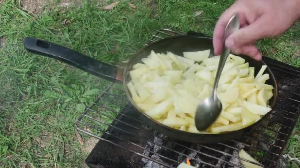 Aşçının Eli Patatesleri Bir Kaşıkla Karıştırır Izgarada Çimenlerde — Stok video