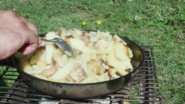 Hand Mixes Potatoes Mushrooms Pan Grill Clearing Spoon — Stock Video