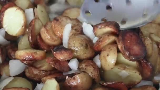 Ανακατεύοντας Ένα Μεγάλο Κουτάλι Τηγανητές Πατάτες Ψιλοκομμένα Κρεμμύδια — Αρχείο Βίντεο