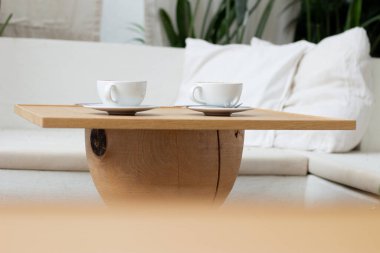 Tahta masada bir fincan kahve.