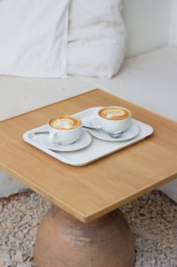 Tahta masada bir fincan kahve.