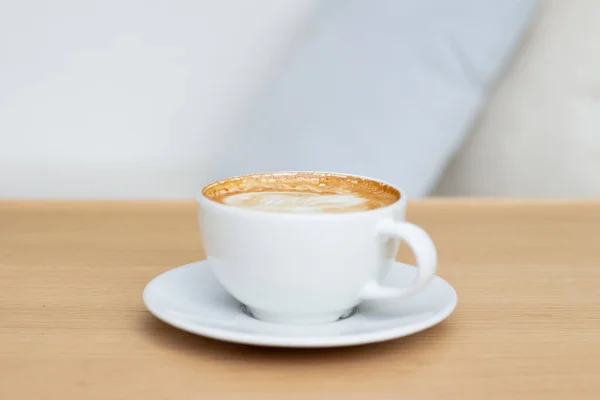 Tasse Kaffee Auf Holztisch lizenzfreie Stockbilder
