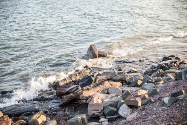 Rocky göl kıyısı