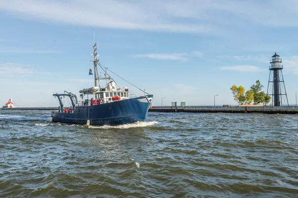 Blauw boot in rivier — Stockfoto