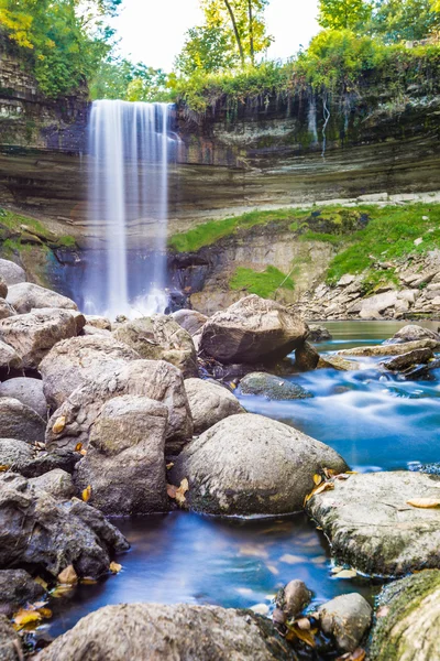 Cascata durante l'autunno — Foto Stock