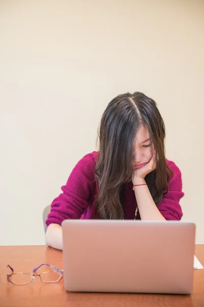 Mujer leyendo —  Fotos de Stock