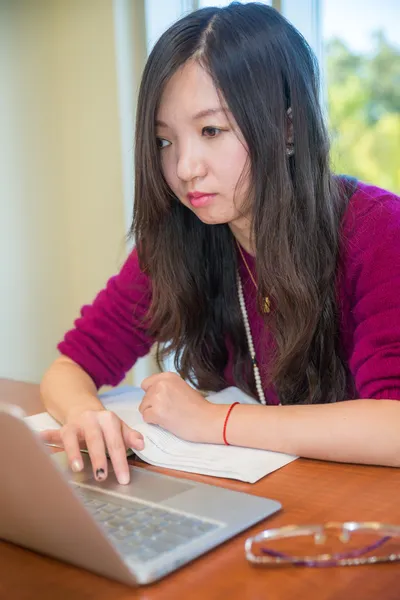 Woman on laptop — Stock Photo, Image