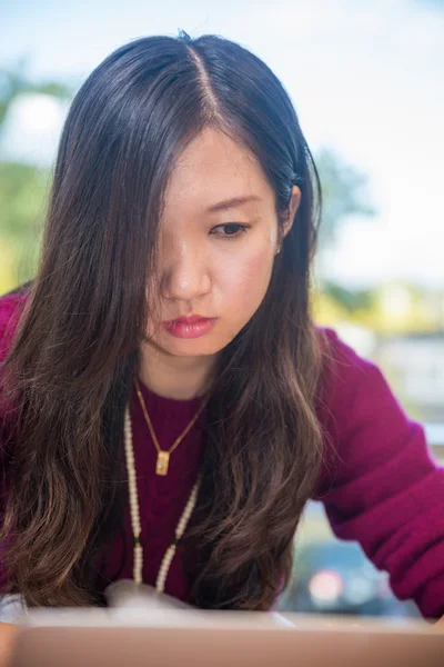 Vrouw op laptop — Stockfoto