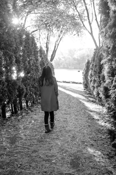 Mujer caminando lejos — Foto de Stock