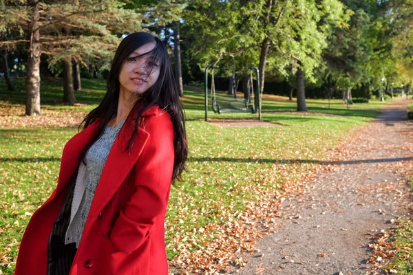 Femme balançant les cheveux — Photo