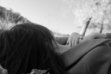 çim döşeme kadın