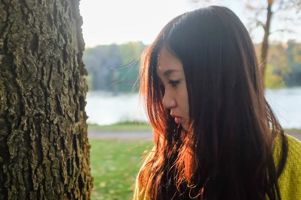 Femme avec un arbre — Photo