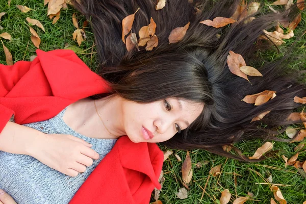 Woman laying on grass — Stock Photo, Image