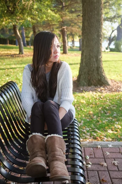 Femme assise sur le banc — Photo