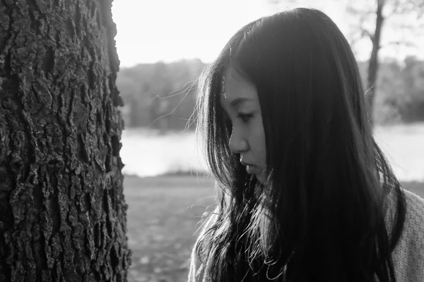 Donna con un albero — Foto Stock