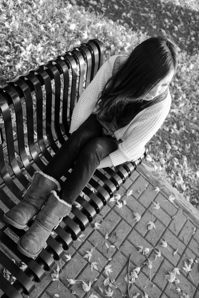 Femme assise sur le banc — Photo