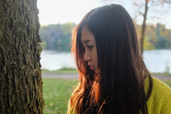 Femme avec un arbre — Photo