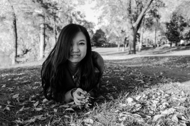 çim döşeme kadın