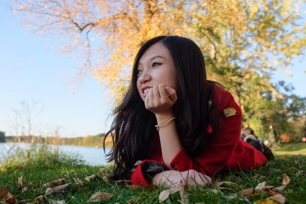 Femme posée sur l'herbe — Photo