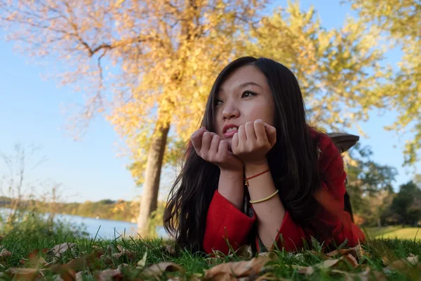 Femme posée sur l'herbe — Photo