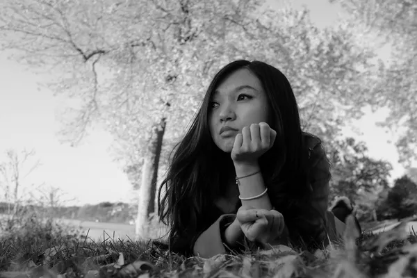 Femme posée sur l'herbe — Photo