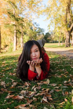 çim döşeme kadın