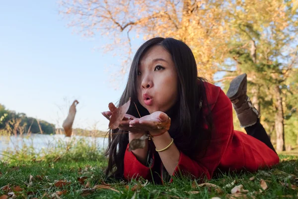 Femme posée sur l'herbe — Photo