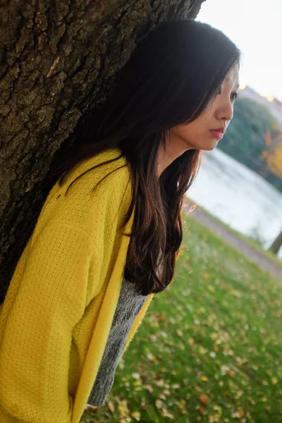 Femme avec un arbre — Photo