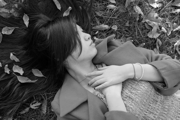 Woman laying on grass — Stock Photo, Image