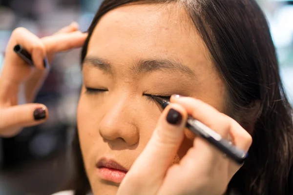 Woman applying cosmetics — Stock Photo, Image