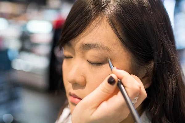 Woman applying cosmetics — Stock Photo, Image