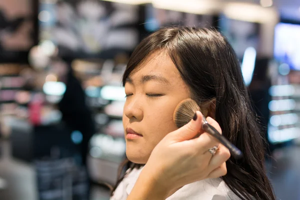 Woman applying cosmetics — Stock Photo, Image