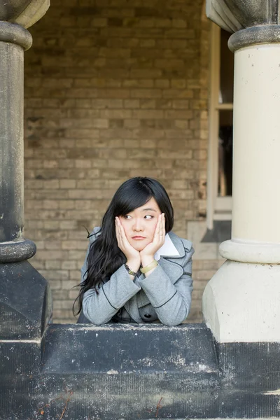 Vrouw in de buurt van pijlers — Stockfoto