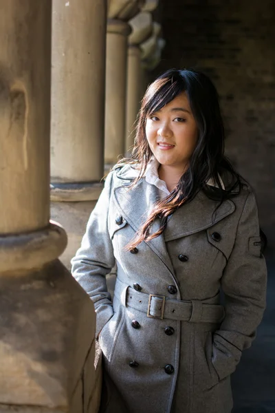 Woman near pillars — Stock Photo, Image