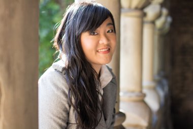 kadının yanına sütunlar