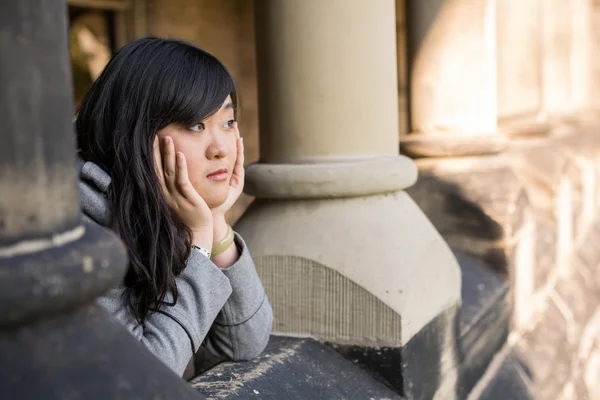 Vrouw in de buurt van pijlers — Stockfoto