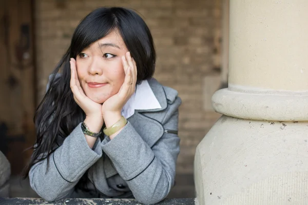 Vrouw in de buurt van pijlers — Stockfoto