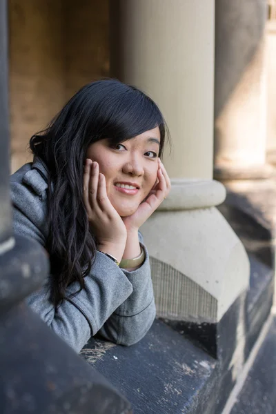 Vrouw in de buurt van pijlers — Stockfoto