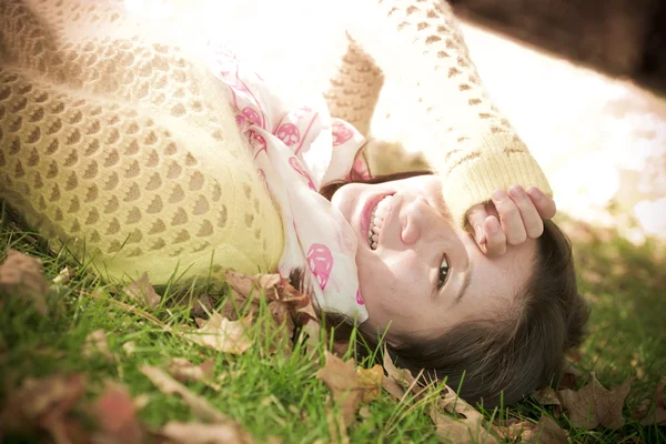 草に横たわる女 — ストック写真