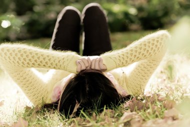 çim döşeme kadın