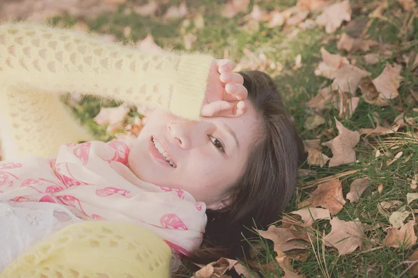 Femme couchée dans l'herbe — Photo