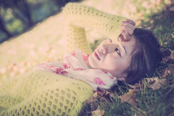 Femme couchée dans l'herbe — Photo