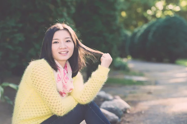 Woman sitting next to a road — Stock Photo, Image