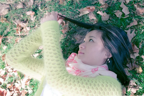 躺在草丛中的女人 — 图库照片