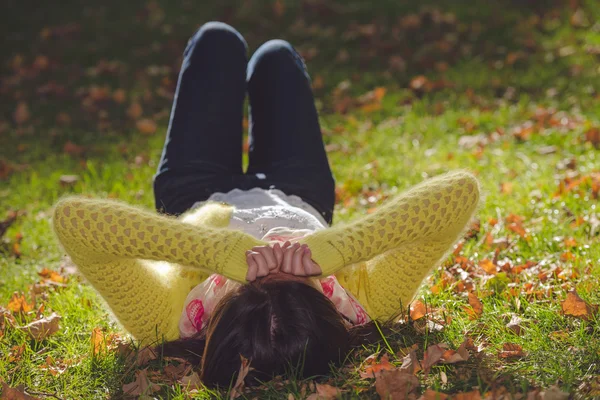 Женщина лежит в траве — стоковое фото