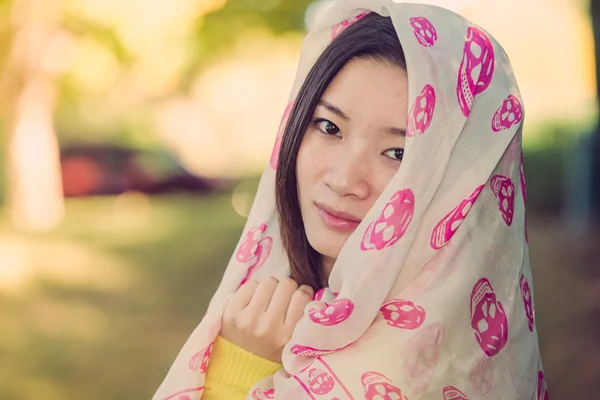 Ragazza con sciarpa testa di copertura — Foto Stock