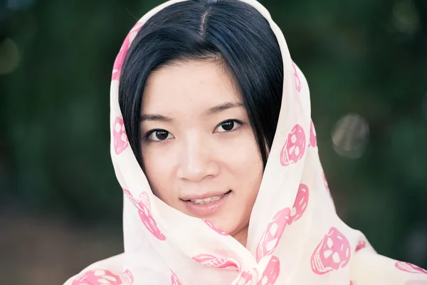Chica con la cabeza cubierta bufanda — Foto de Stock
