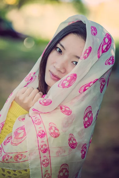 少女の頭を覆うスカーフ — ストック写真